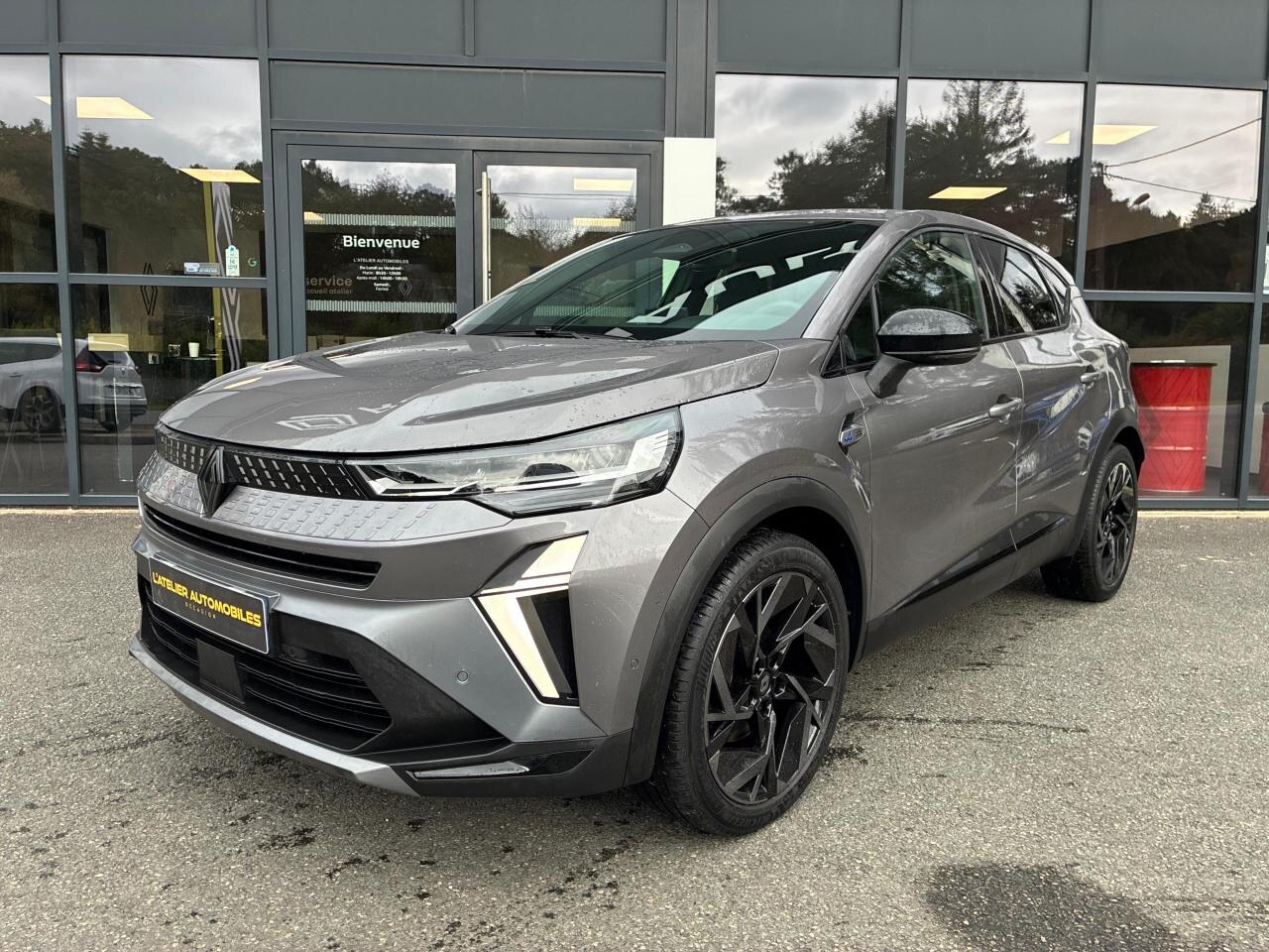 Renault Captur gris devant L’Atelier Automobiles