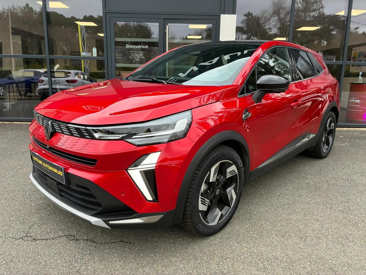 Renault Symbioz rouge devant L’Atelier Automobiles